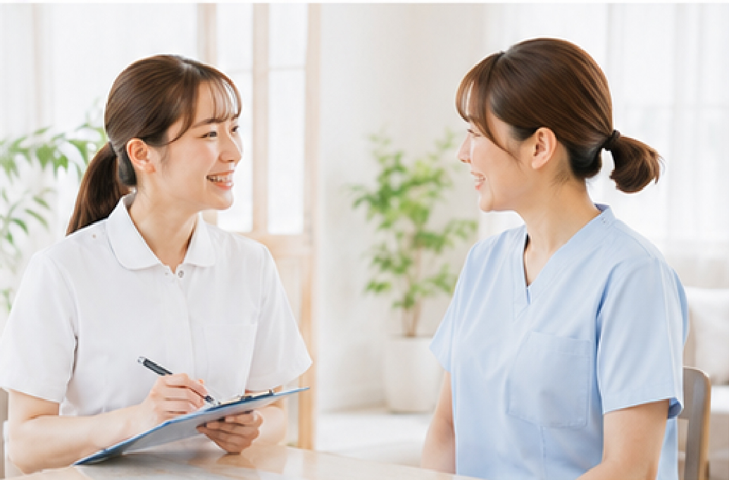 看護スタッフ同士が笑顔で会話している様子